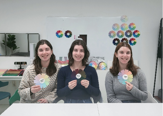 퍼스널컬러 진단 체험을 하는 외국인들. (코코리색채연구소 제공)