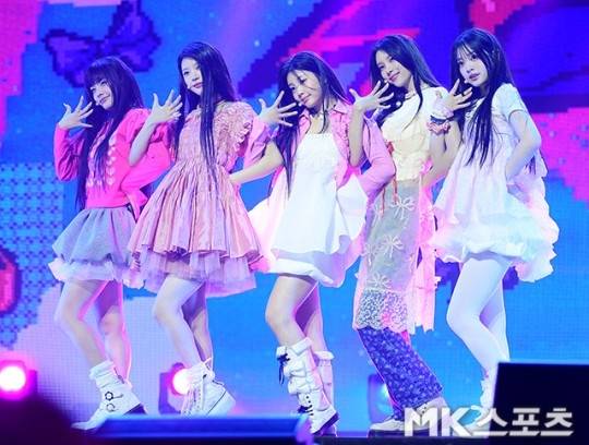 ‘10대 소녀’의 엉뚱발랄함을 앞세워 데뷔와 동시에 ‘마그네틱 열풍’을 불러일으키고 있는 아일릿은 국내외 각종 음악차트를 휩쓸 뿐 아니라 뜨거운 화제성으로 가장 먼저 ‘5세대 걸그룹 대전’의 선두에 오르며 가파른 상승세를 입증하고 있다. / 사진 = 김영구 기자