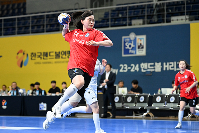 슛 날리는 경남개발공사 김소라. 사진=한국핸드볼연맹 제공