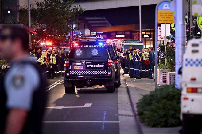호주 시드니 쇼핑센터 안에서 다수의 사람들이 흉기에 찔린 뒤 긴급 구조대원들이 현장에 있는 모습./사진=로이터
