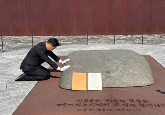 서울 종로구에서 국회의원으로 뽑힌 곽상언 더불어민주당 당선인이 14일 오전 경남 김해 봉하마을을 찾아 고(故) 노무현 전 대통령 묘역을 참배하고 있다. 곽상언 당선인 페이스북 캡처