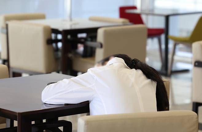 9일 오전 수업이 재개된 서울 시내 한 의과대학에서 가운을 입은 한 학생이 휴식을 취하고 있다. [연합]