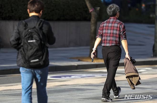 [서울=뉴시스] 정병혁 기자 = 직장인 87.7%가 5인 미만 사업장에 근로기준법이 전면 적용돼야 한다는 데 동의했다는 시민단체 조사 결과가 나왔다. 사진은 지난 9일 오전 서울 종로구 세종대로에서 직장인들이 출근하는 모습. 2024.04.09. jhope@newsis.com