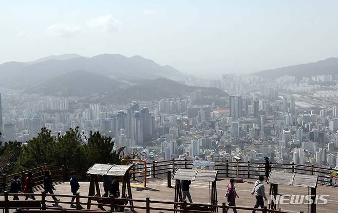 [부산=뉴시스] 하경민 기자 = 황사의 영향으로 부산 전 지역에 '미세먼지(PM-10) 주의보'가 발령된 29일 부산 황령산전망대를 찾은 시민들이 뿌옇게 변한 도심을 둘러보고 있다. 2024.03.29. yulnetphoto@newsis.com