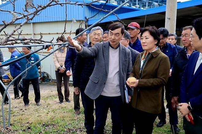 [세종=뉴시스] 송미령 농림축산식품부 장관이 17일 생육관리 상황과 개화기 저온피해 대응 현황을 점검하고 있다. (사진=농식품부 제공) *재판매 및 DB 금지