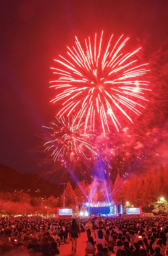 [대전=뉴시스] 대덕물빛축제의 중심 행사인 '대청호대덕뮤직페스티벌' 개막식이 지난 13일 오후 열리고 있다. (사진=대덕구 제공) 2024.04.14. photo@newsis.com  *재판매 및 DB 금지