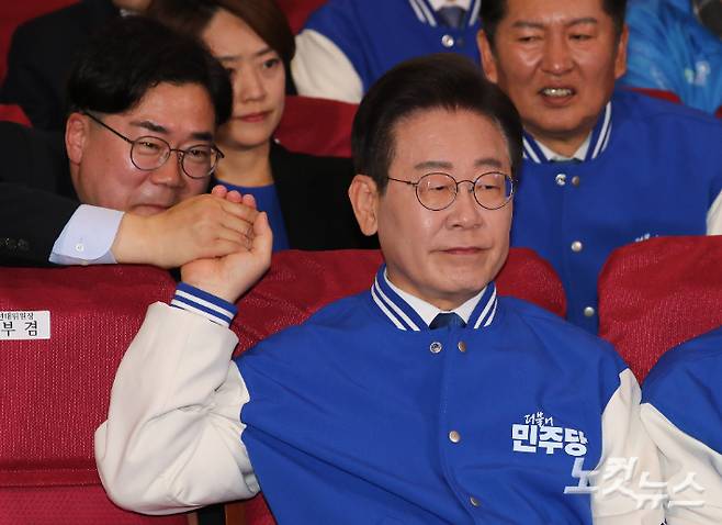 더불어민주당 이재명 대표와 박찬대 최고위원이 10일 오후 서울 여의도 국회 의원회관에 마련된 제22대 국회의원선거 개표상황실에서 출구조사 결과를 보며 손을 맞잡고 있다. 윤창원 기자