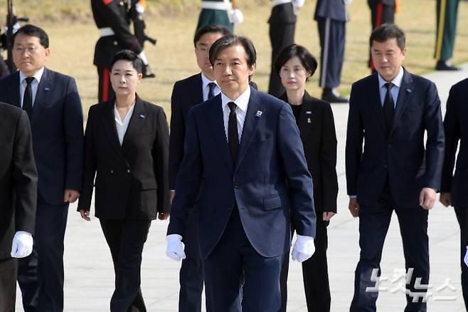 조국혁신당 조국 대표가 12일 오전 비례대표 당선인들과 함께 국립서울현충원을 참배하고 있다. 윤창원 기자