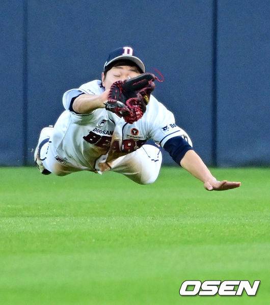 [OSEN=잠실, 조은정 기자]13일 오후 서울 잠실구장에서 ‘2024 신한 SOL BANK KBO리그’ 두산 베어스와 LG 트윈스의 경기가 열렸다. 이날 두산은 이영하를 LG는 최원태를 선발투수로 이름을 올렸다.5회초 두산 중견수 정수빈이 LG 선두타자 오스틴의 안타성 타구에 슈퍼캐치를 하고 있다. 2024.04.13 /cej@osen.co.kr