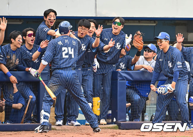 [OSEN=대구, 이석우 기자] 14일 대구 삼성라이온즈파크에서 2024 신한 SOL 뱅크 KBO 리그 삼성 라이온즈와 NC 다이노스의 경기가 열렸다. 홈 첫승과 연패 탈출을 노리는 삼성은 에이스 원태인을 선발로, 삼성전 2승을 기록한 NC는 스윕승을 위해 이재학을 선발로 내세웠다. 삼성 라이온즈 맥키넌이 7회말 2사 2루 중월 2점 홈런을 치고 하이파이브를 하고 있다. 2024.04.14 / foto0307@osen.co.kr