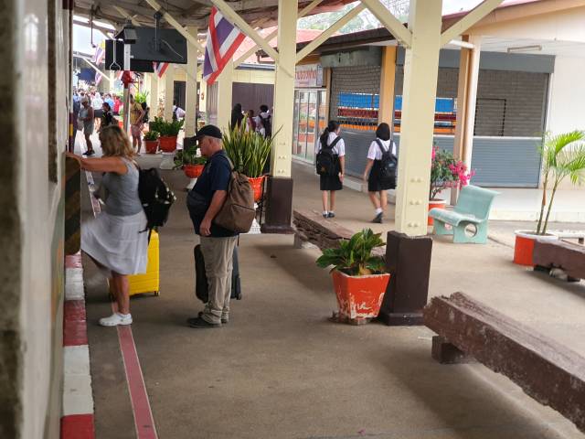 ▲칸차나부리 역에서 열차에 오르는 여행객들. 이른 아침이라 등교하는 학생들도 많이 이용하는 통학 열차이기도 하다. ⓒ박흥수