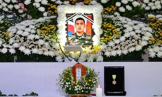 해병대 1사단 내 김대식관에 마련된 고 채수근 상병의 빈소 영정 앞에 정부가 추서한 보국훈장 광복장이 놓여 있는 모습. 뉴스1