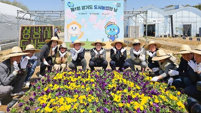 13일 경기 성남시 성남시민농원에서 열린 제1회 도시농업의 날 행사에서 오병권 경기도 행정1부지사와 이진찬 성남시 부시장, 방성환 경기도의회 농정해양위원회 부위원장, 최만식 도의원 등이 반려식물 심기를 체험하고 있다. 경기도 제공