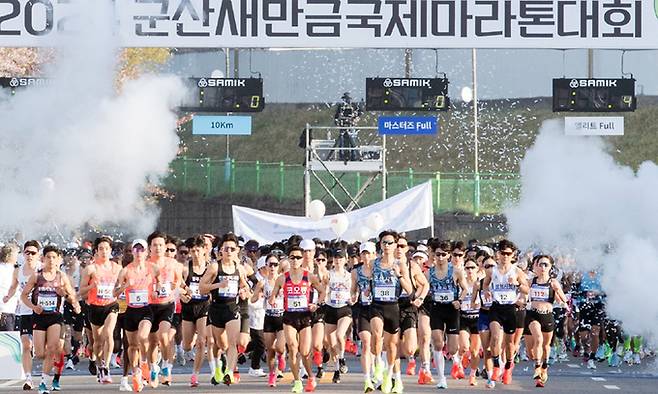 14일 오전 전북 군산시에서 열린 ‘2024 군산 새만금 국제마라톤대회’에서 출전 선수들이 힘차게 출발하고 있다. 군산시 제공