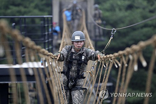 육군3사관학교 사관생도가 유격훈련 중 산악 장애물 극복을 위한 세줄타기 훈련을 하고 있다.  육군3사관학교 제공·연합뉴스