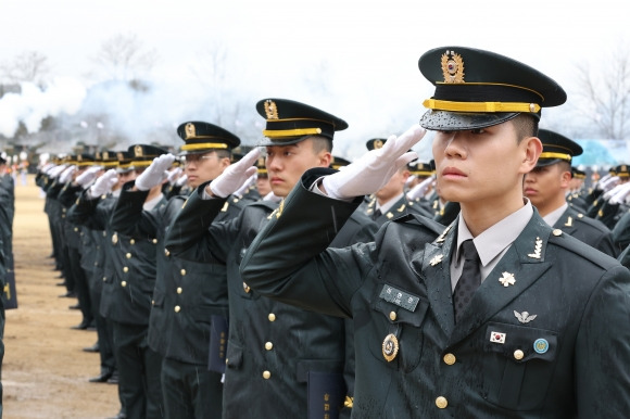 29일 오후 경북 영천시 육군3사관학교에서 열린 제59기 졸업 및 임관식에서 졸업 생도들이 한덕수 국무총리에게 경례하고 있다. 2024.2.29 연합뉴스