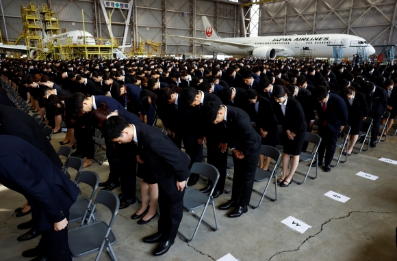 일본항공(JAL) 신입직원들이 1일 일본 도쿄 하네다 공항 격납고에서 열린 입사식에 참석해 단체로 인사하고 있다. 2024.4.1 도쿄 로이터 연합뉴스