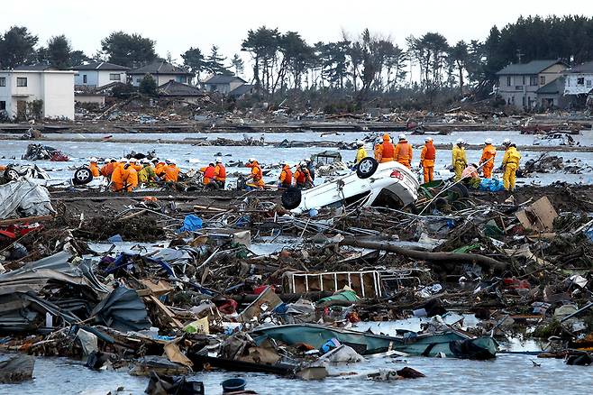 2011년 동일본 대지진 당시 아라하마에서 사망자 수습작업이 펼쳐지고 있다. ⓒ시사IN 조남진