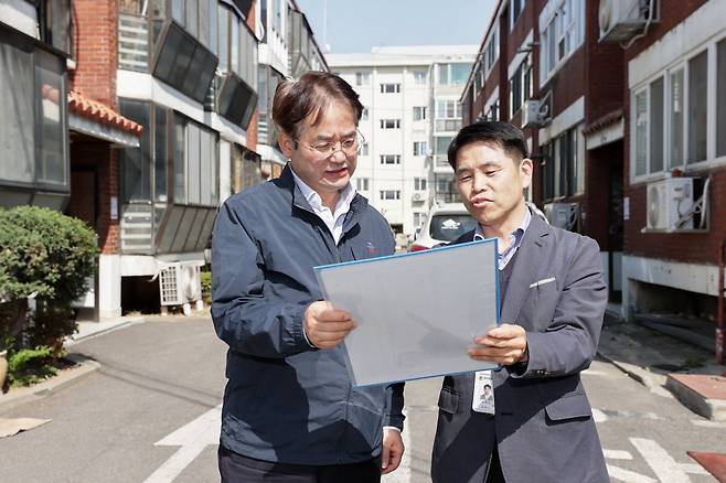 능곡동 노후빌라 밀집지역 점검하는 이동환 고양시장(윈쪽). 사진제공ㅣ고양시