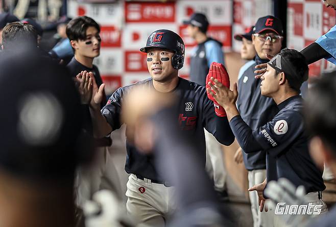 14일 KBO 통산 21번째 1000득점을 달성한 전준우가 동료들의 축하를 받고 있다. 롯데 자이언츠 제공