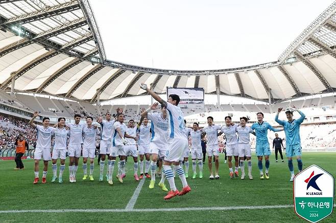 ▲ 포항 스틸러스는 FC서울 원정 경기에서 4-2로 이기며 1위를 질주했다. ⓒ한국프로축구연맹