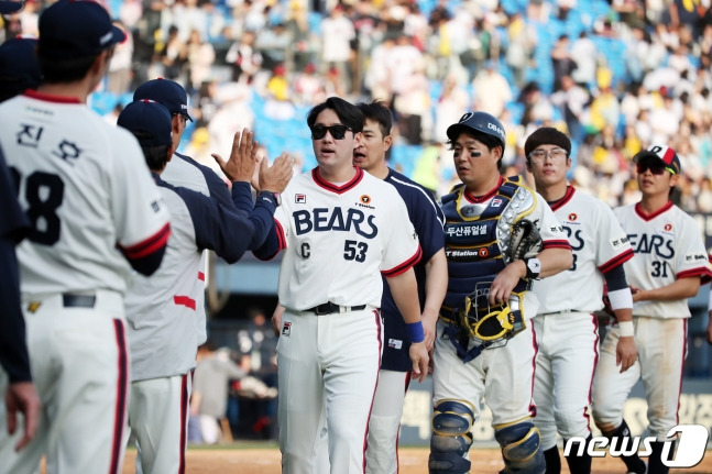 14일 오후 서울 송파구 잠실야구장에서 열린 프로야구 '2024 신한 SOL 뱅크 KBO리그' 두산 베어스와 LG 트윈스의 경기에서 9대5로 승리한 두산 선수들이 기쁨을 나누고 있다. /사진=뉴스1