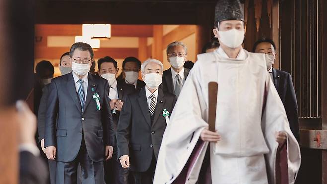 일본 정치인들은 여전히 전범을 기념하는 야스쿠니 신사에 참배한다.[사진=뉴시스]