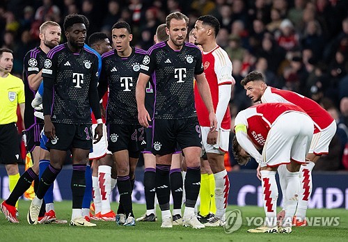 바이에른 뮌헨은 오는 18일 오전 4시 홈구장 알리안츠 아레나에서 아스널과 UEFA 챔피언스리그 8강 2차전을 치른다. 두 팀은 지난 8강 1차전에서 2골씩 주고 받으며 무승부를 거뒀다. 챔피언스리그 준결승으로 향하는 길목에서 뮌헨을 이끄는 토마스 투헬 감독은 김민재가 아스널전 때 레프트백으로 나설 수 있다고 암시해 눈길을 끌었다. 최근 김민재는 센터백 주전 경쟁에서 밀려 7경기 중 6경기를 벤치에서 시작했다. 연합뉴스