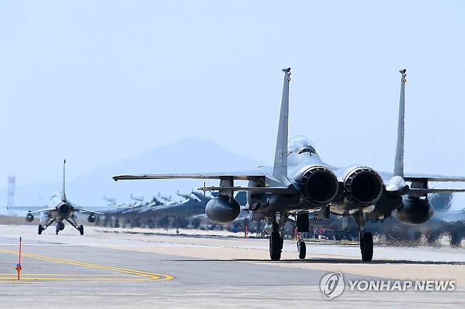 한미공군, 군산기지서 연합공중훈련 실시 (서울=연합뉴스) 한미공군은 12일부터 오는 26일까지 최대규모의 연합공중훈련인 '2024년 연합편대군 종합훈련'을 공군 군산기지에서 실시한다고 밝혔다. 사진은 주기되어 있는 항공기를 지나 택싱하고 있는 우리 공군의 FA-50(왼쪽)과 F-15K(오른쪽). 2024.4.12 [공군 제공. 재판매 및 DB 금지] photo@yna.co.kr