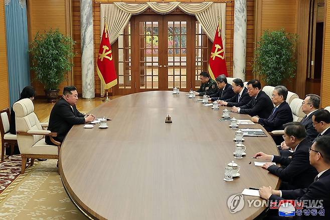 김정은, 中자오러지 접견 (평양 조선중앙통신=연합뉴스) 김정은 북한 국무위원장이 북한을 방문한 중국 공산당 서열 3위 자오러지(趙樂際) 전국인민대표대회(전인대) 상무위원장을 지난 13일 접견하고 '조중(북중) 친선의 해'를 계기로 친선 협조 관계를 발전시키기 위한 교류와 협력의 확대·강화하는 방안 등을 논의했다고 조선중앙통신이 14일 보도했다.2024.4.14 
    [국내에서만 사용가능. 재배포 금지. For Use Only in the Republic of Korea. No Redistribution] nkphoto@yna.co.kr