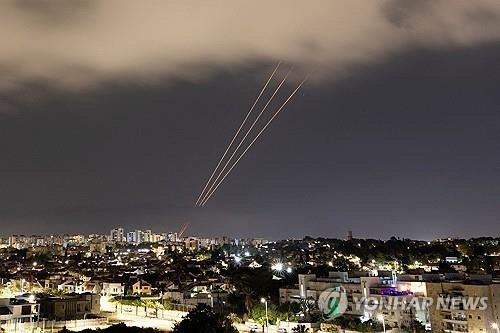 13일 이란의 보복 공습에 대응하는 이스라엘 방공망 [로이터=연합뉴스 자료사진. 재판매 및 DB금지]