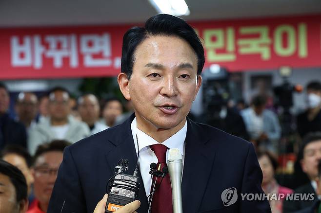 인사말 하는 원희룡 후보 (인천=연합뉴스) 임순석 기자 = 제22대 국회의원선거 인천 계양을에 출마한 국민의힘 원희룡 후보가 10일 오후 인천 계양구 자신의 선거사무소에서 인사말을 하고 있다. 2024.4.10 soonseok02@yna.co.kr