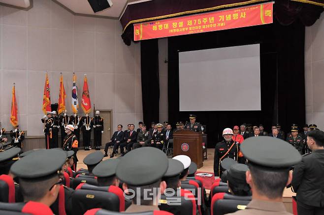 15일 해병대사령부에서 열린 창설 제75주년 기념행사에서 김계환 해병대사령관이 기념사를 하고 있다. (사진=해병대)