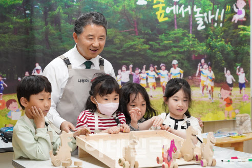 남성현 산림청장이 15일 대전 대흥초등학교에서 ‘늘봄학교’ 일일교사로 참여해 목공체험 숲교육을 진행하고 있다. (사진=산림청 제공)