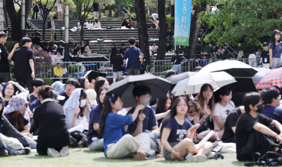 지난해 5월 한 서울 지역의 대학 학생들이 저녁 열릴 축제 공연을 기다리고 있다. 위 사진은 기사 내용과 관계 없음. (사진=연합뉴스)
