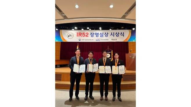 지난 11일 서울 중구 매경미디어센터에서 열린 IR52 장영실상 시상식에서 (왼쪽부터)메디컬에이아이 조용연 그룹장, 권준명 대표, 이민성 그룹장, 한윤 그룹장이 기념촬영을 하고 있다. [사진=메디컬에이아이]