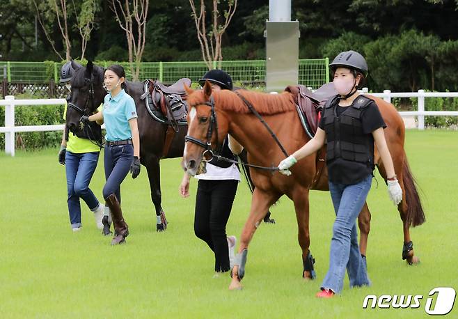 한국마사회 2024년도 힐링승마 사업(한국마사회 제공) 2024.4.15/뉴스1 ⓒ News1 김민석 기자