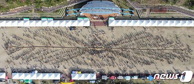 14일 충남 당진시 송악읍 기지시줄다리기박물관 일원에서 열린 기지시줄다리기 축제에서 참가자들이 줄을 당기고 있다. 2024.4.14/뉴스1 ⓒ News1 김도우 기자