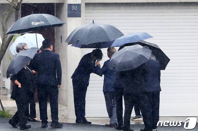 조국 조국혁신당 대표가 15일 경남 양산시 하북면 평산마을 문재인 전 대통령 사저를 방문해 문 전 대통령을 예방하고 있다. 2024.4.15/뉴스1 ⓒ News1 윤일지 기자