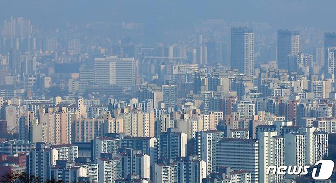 한국부동산원이 14일 발표한 '3월 둘째주(11일 기준) 주간 아파트 가격 동향'에 따르면 서울(0.08%)은 상승폭이 유지됐다. 이로써 서울은 43주째 상승세가 이어졌다. 사진은 이날 남산에서 바라본 아파트 단지들. 2024.3.14/뉴스1 ⓒ News1 김명섭 기자