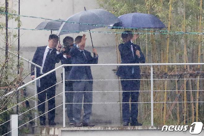 조국 조국혁신당 대표가 15일 경남 양산시 하북면 평산마을 문재인 전 대통령 사저를 방문해 문 전 대통령과 지지자들에게 인사하고 있다. 2024.4.15/뉴스1 ⓒ News1 윤일지 기자