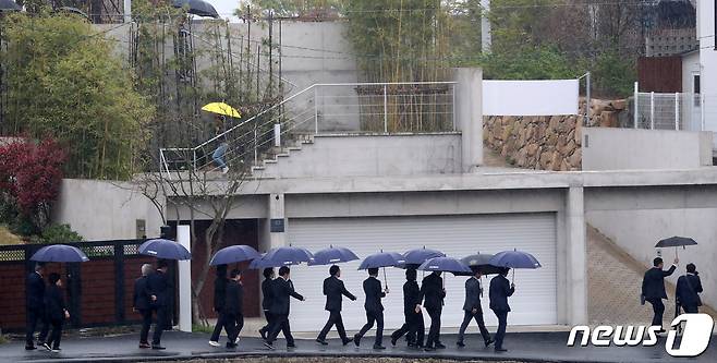 조국 조국혁신당 대표가 15일 비례대표 당선인들과 함께 경남 양산시 하북면 평산마을 문재인 전 대통령 사저를 방문해 문 전 대통령을 예방하기 위해 이동하고 있다. 2024.4.15/뉴스1 ⓒ News1 윤일지 기자