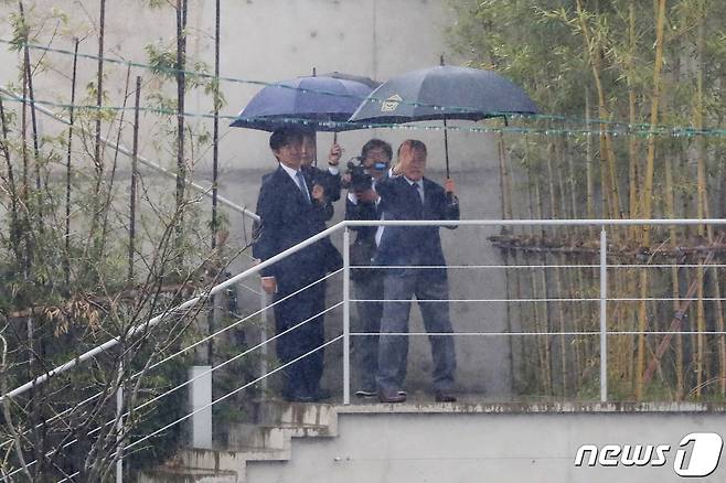 조국 조국혁신당 대표가 15일 경남 양산시 하북면 평산마을 문재인 전 대통령 사저를 방문해 문 전 대통령과 지지자들에게 인사하고 있다. 2024.4.15/뉴스1 ⓒ News1 윤일지 기자