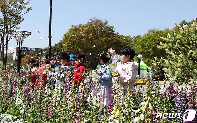 2023년 열린 제25회 나비대축제에 참여한 어린이들.(함평군 제공)2024.4.15./뉴스1