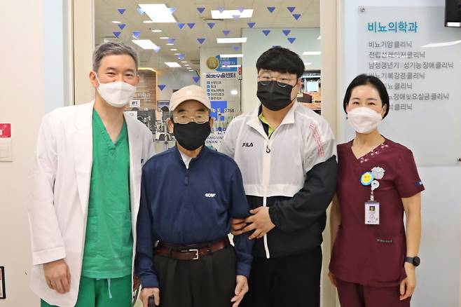최근 로봇수술로 양측성 신장암을 동시에 수술하는 데 성공한 순천향대 천안병원 김시현 교수(왼쪽)와 환자 고모 씨(왼쪽 두번째) 등이 사진을 찍고 있다. (순천향대 천안병원 제공) /뉴스1