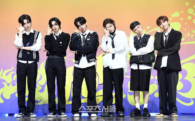보이넥스트도어(BOYNEXTDOOR)가 15일 서울 광진구 예스24 라이브홀에서 진행된 두 번째 미니앨범 ‘HOW?’ 발매 기념 미디어 쇼케이스에서 취재진을 향해 포즈를 취하고 있다. 왼쪽부터 태산, 성호, 명재현, 이한, 리우, 운학. 보이넥스트도어의 미니 2집 ‘HOW?’는 첫사랑 이야기 3부작의 대미를 장식하는 앨범으로 타이틀곡은 뜻대로 되지 않은 사랑으로 인해 요동치는 감정을 다이내믹하게 풀어낸 ‘Earth, Wind & Fire’다.  2024. 4. 15. 박진업 기자 upandup@sportsseoul.com
