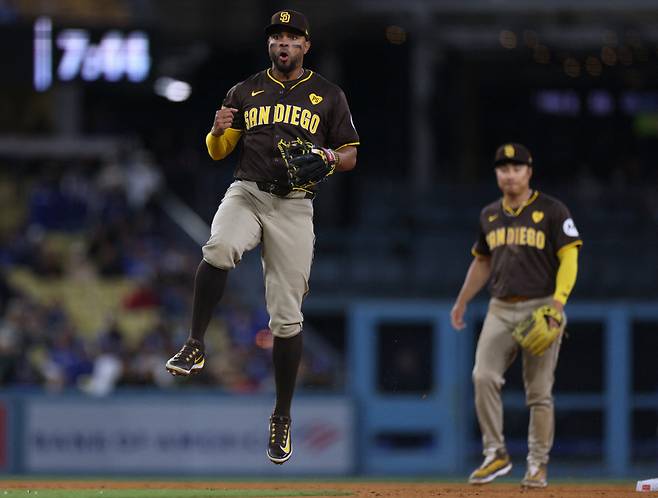 샌디에이고 2루수 잰더 보가츠의 8회 더블플레이를 유격수 김하성이 지켜보고 있다. AFP연합뉴스