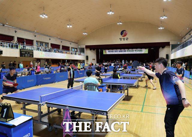 지난 13일부터 2일간 영양군이 ‘제20회 일월산 전국 오픈 탁구대회’를 개최해 참가한 선수들이 경합을 벌이고 있다./영양군