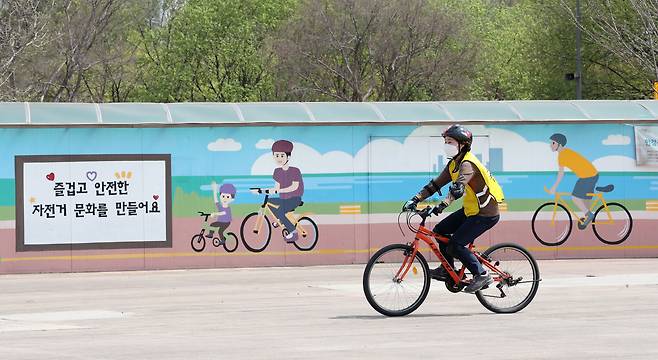 '자전거 안전교실'에 참가한 이영자 교육생이 자전거를 타며 공원 광장을 돌고 있다. /남강호 기자