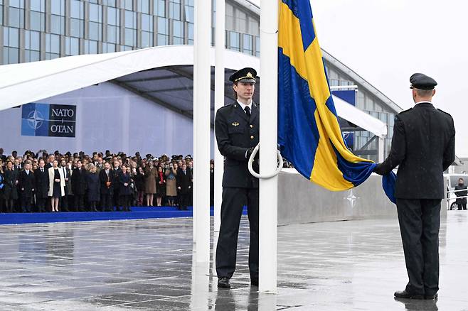 11일(현지시각) 벨기에 브뤼셀에 있는 북대서양조약기구(NATO·나토) 본부에서 스웨덴 국기 게양식이 진행되고 있다. 최근 스웨덴은 나토의 32번째 동맹국으로 합류했다. 2024.03.12/AFP 연합뉴스